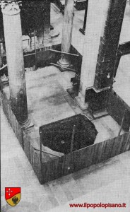 Pergamo di Giovanni Pisano. Riassemblamento. Preparazione del basamento della nuova sistemazione del pergamo nel duomo. 1926 fonte: Wikimedia Commons, immagine di pubblico dominio. Aggiunta da Giovanni Valdiserra