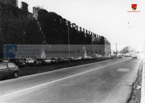 Via Contessa Matilde e mura urbane con area sottostante all'epoca adibita a parcheggio. Anno -anni '80  Anno - anni '80 Fonte - Archivio di stato di Pisa SBAAAS_PI_140795 Autorizzazione n.Prot. 5273 del 18-Aprile-2014                                                                 su concessione del Ministero dei Beni e delle Attività Culturali e del Turismo