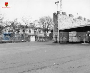 Via Bixio e parcheggio Bus Anno- anni '80 Fonte - Archivio di stato di Pisa SBAAAS_PI_209194 Autorizzazione n.Prot. 5273 del 18-Aprile-2014                                                                 su concessione del Ministero dei Beni e delle Attività Culturali e del Turismo