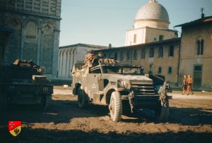 Soldati canadesi in Piazza del Duomo. Anno 1944-1945 Fonte: http://www.flickr.com/photos/mattsnaps/6338129036/ Aggiunta da Giovanni Valdiserra 