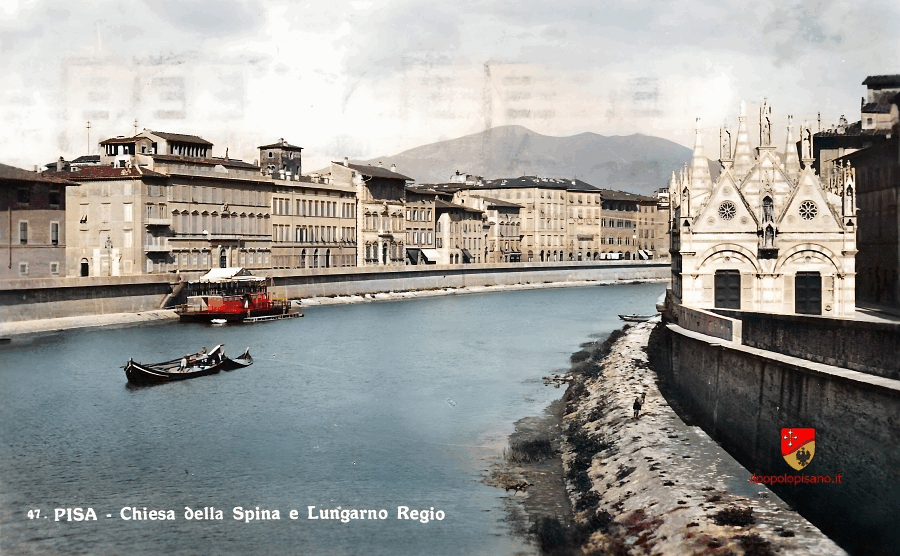 Il lungarno con la Chiesa della Spina,il navicello carico di rena e una chiatta che sembra essere uno "stabilimento balneare" o un caffè (vedi foto ingrandita) ormeggiata di fronte a Piazza CarraraPeriodo Anni '30 Cartolina d'epoca (colorata in alta definizione) Collezione Marco Birindelli Archivio www.ilpopolopisano.it