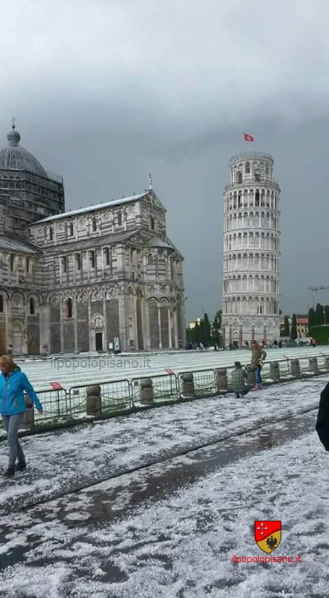 Può sembrare un giorno d'inverno e invece siamo al 19 maggio 2016 In pochi minuti una grandinata eccezionale ha imbiancato Piazza del Duomo