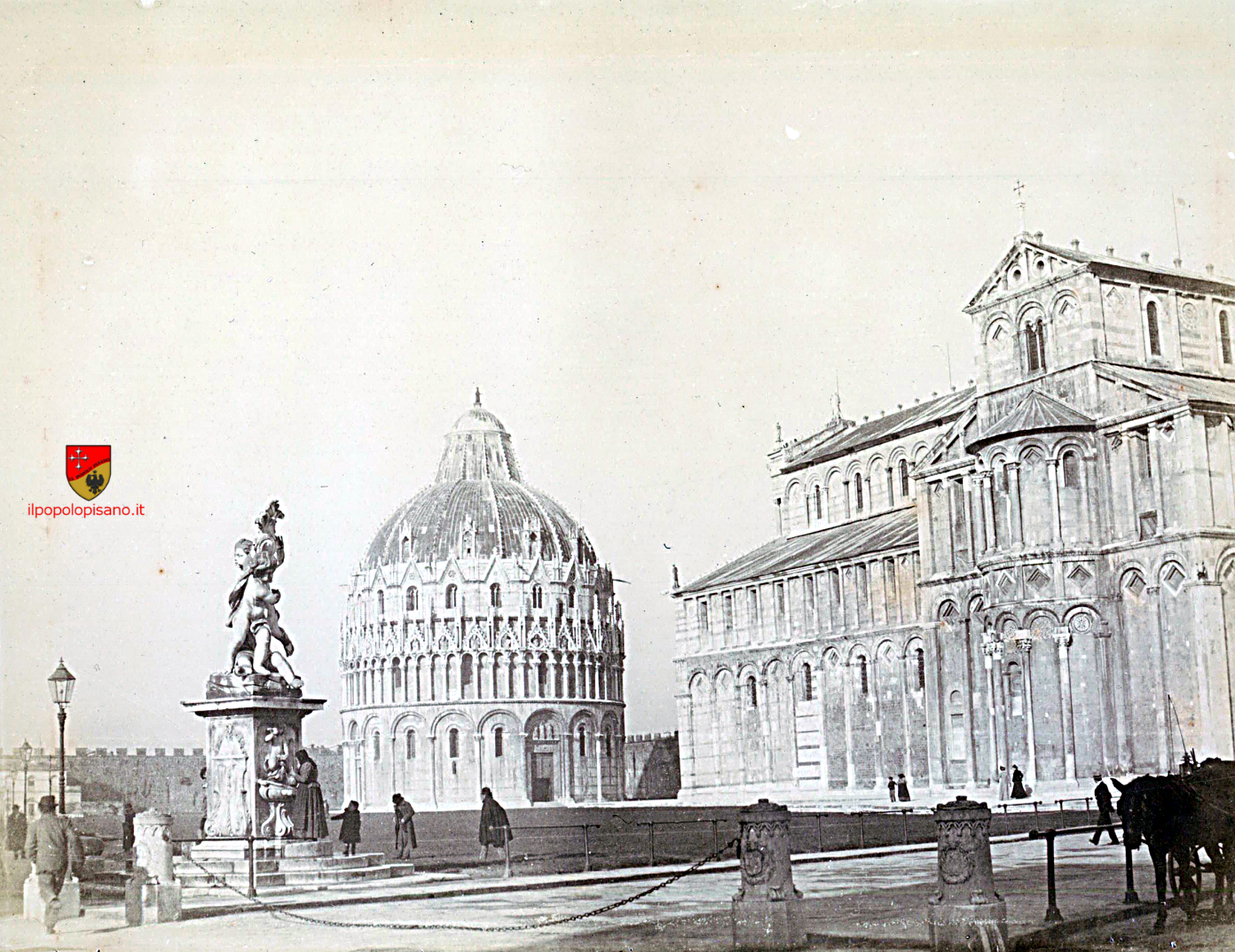Piazza del Duomo,nell'angolo basso a sinistra è visibile la casa della dogana. Periodo - nella foto viene riportata l'anno 1898 fotografo n c