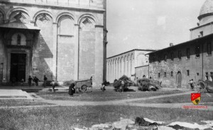 descrizione : Aspetto della Piazza del Duomo durante l'assedio luglio-agosto 1944. Lato orientale presso la Cappella del Sacramento. Porta tenuta aperta per la popolazione per l'ingresso al Duomo dalla notte del 23 luglio 1944, dopo subito l'arrivo della prima cannonata finita nei pressi del campanile la sera del 23 luglio 1944 alle... 21.30. Tale porta rimase aperta fino a tutto il 9 settembre 1944 (citazione dietro la foto) fotografo Gustavo Cenni fonte album personale  aggiunta d aSabrina Lanzoni — con Maurizio Bussani, Silvia Verde e Silvia Piccini presso Piazza dei Miracoli.