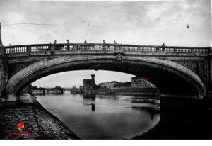 descrizione : Suggestiva immagine del ponte solferino con la cittadella sullo sfondo. Da cartolina postale. Anno: primi novecento. fotografo . ? fonte : album personale ? aggiunta da . Giovanni Boncristiani 