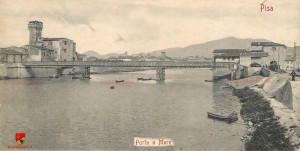Ponte della cittadella costruito di ferro dopo il crollo del vecchio ponte a mare o della degazia crollato nel 1864 rara immagine del lungarno senza lo stabile della canottieri arno anno - 1904 cartolina d'epoca
